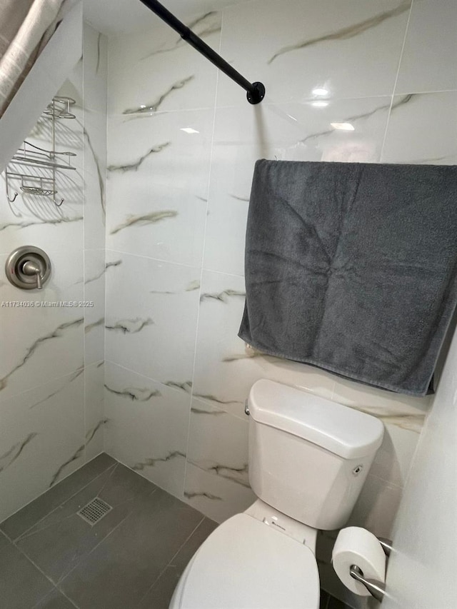 bathroom featuring tiled shower