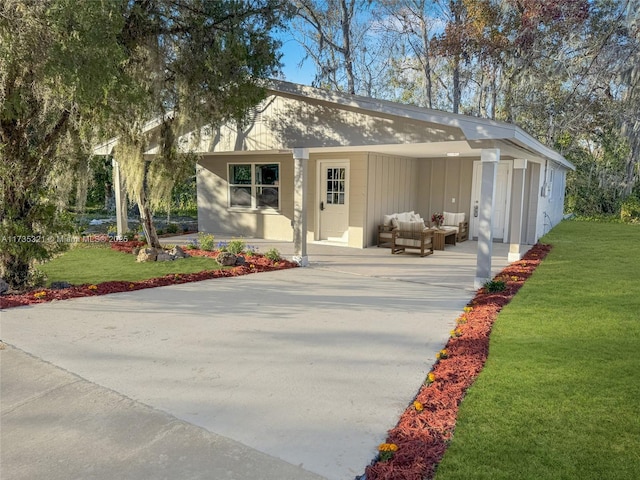 view of front of property featuring an outdoor hangout area and a front yard