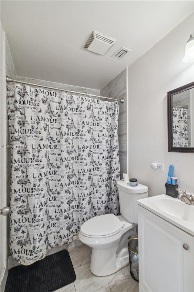 bathroom with a shower with curtain, vanity, and toilet