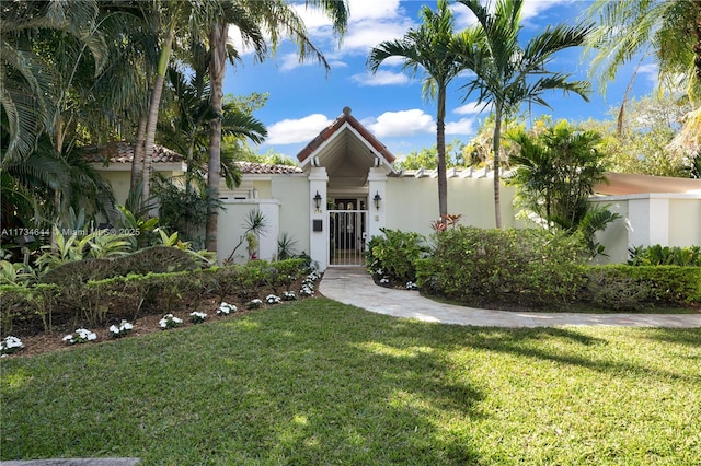 view of front of property with a front lawn