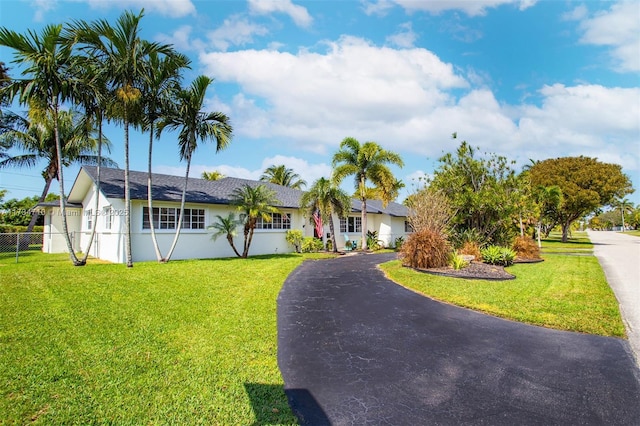 single story home with a front lawn