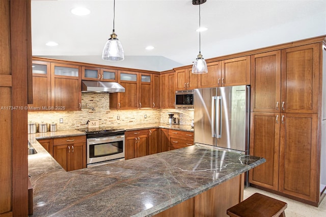 kitchen with stainless steel appliances, kitchen peninsula, vaulted ceiling, and hanging light fixtures