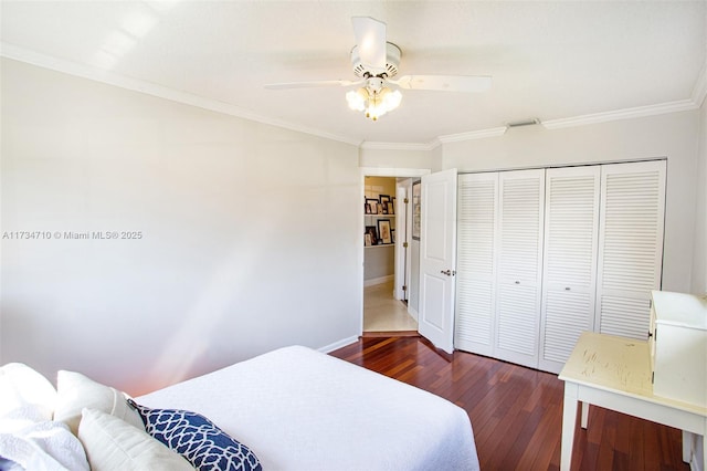 bedroom with ceiling fan, ornamental molding, dark hardwood / wood-style floors, and a closet