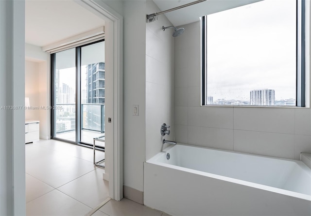 bathroom with tiled shower / bath combo