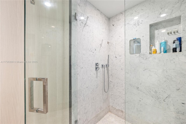 bathroom featuring a tile shower