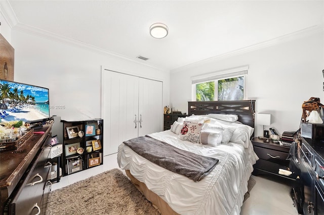 bedroom featuring crown molding and a closet