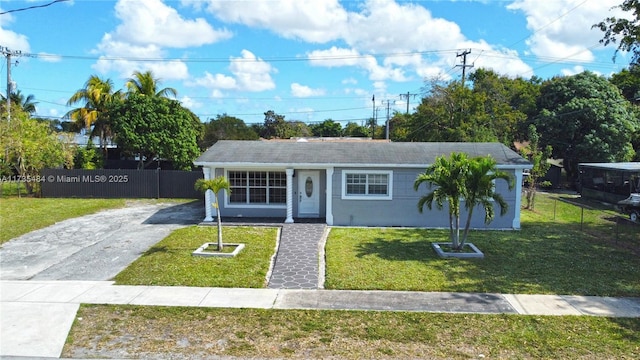 ranch-style house featuring a front yard