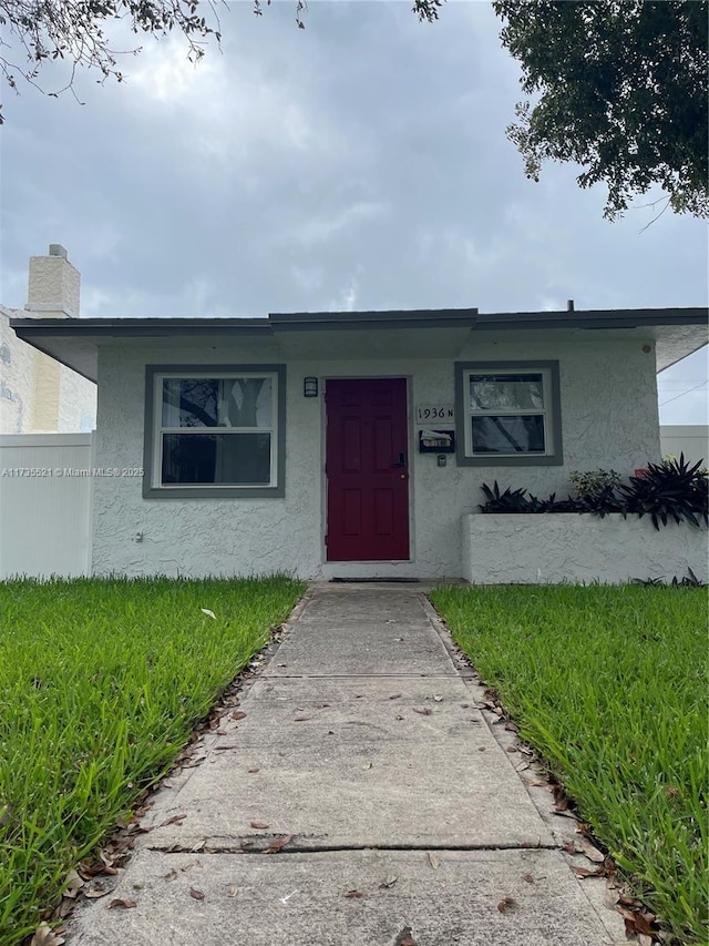 view of front of home featuring a front lawn