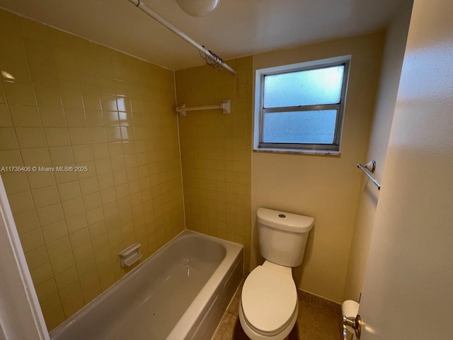 bathroom with tiled shower / bath and toilet