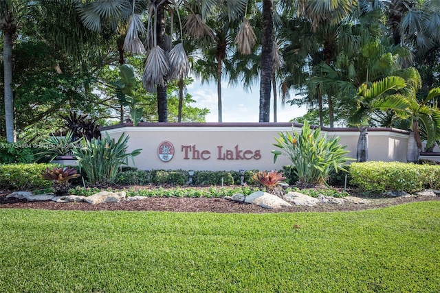 community / neighborhood sign with a yard