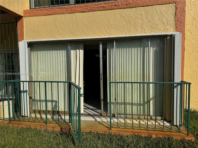 view of exterior entry with stucco siding