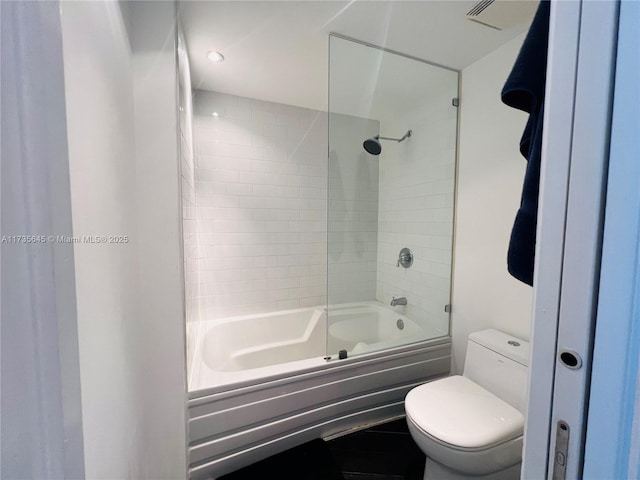 bathroom with tiled shower / bath and toilet