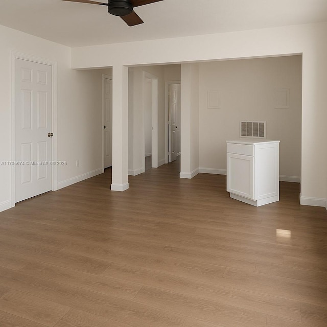 unfurnished bedroom featuring light wood-style flooring, visible vents, baseboards, and ceiling fan