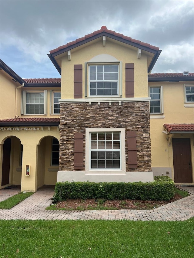 view of front of property featuring a front lawn