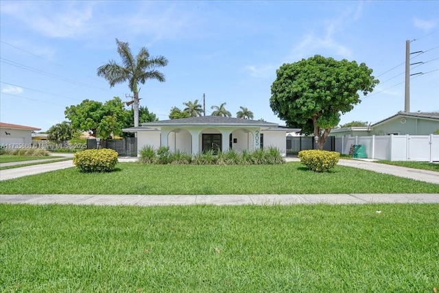 ranch-style home featuring a front lawn