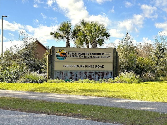 community sign with a lawn