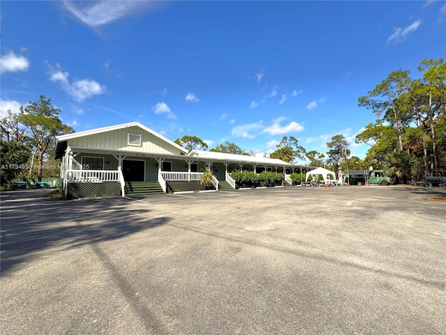 view of front of house featuring covered porch