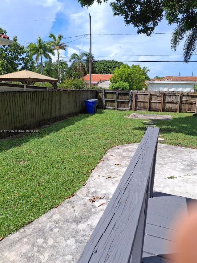 view of yard featuring a patio area