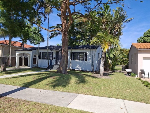 view of front of house featuring a front lawn and a carport