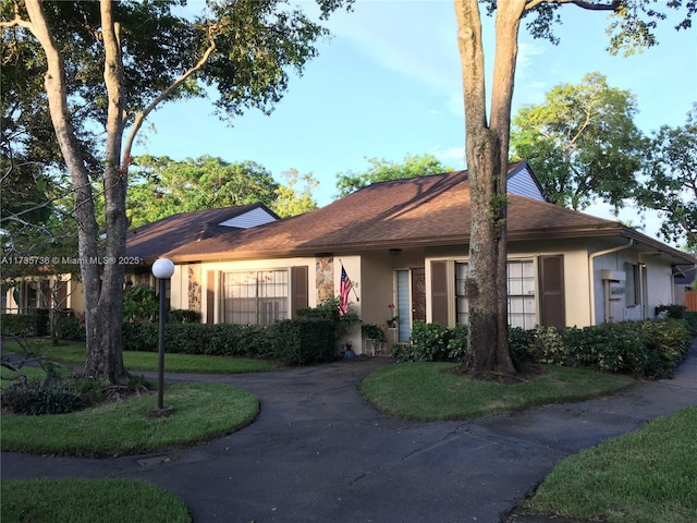 single story home with a front yard