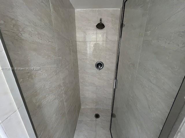 bathroom featuring a tile shower