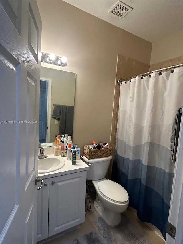 bathroom featuring a shower with curtain, vanity, and toilet