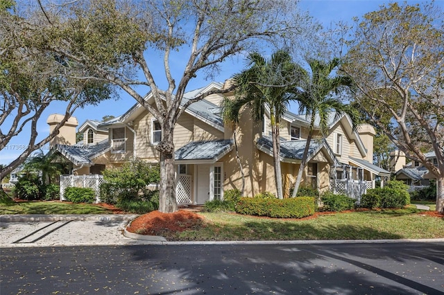 view of front of property with a front yard