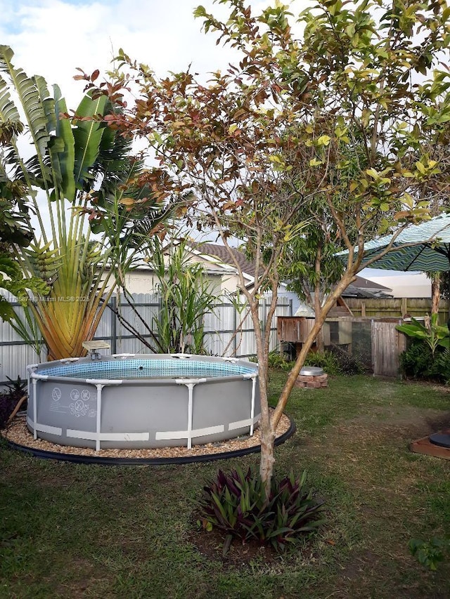 view of yard featuring a fenced in pool