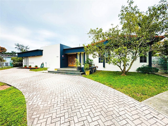 view of front of property with a front lawn