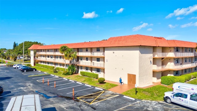 700 SE 6th Ave Unit 203, Deerfield Beach, FL 33441 - view of building exterior featuring uncovered parking