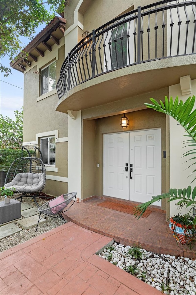 entrance to property featuring a balcony