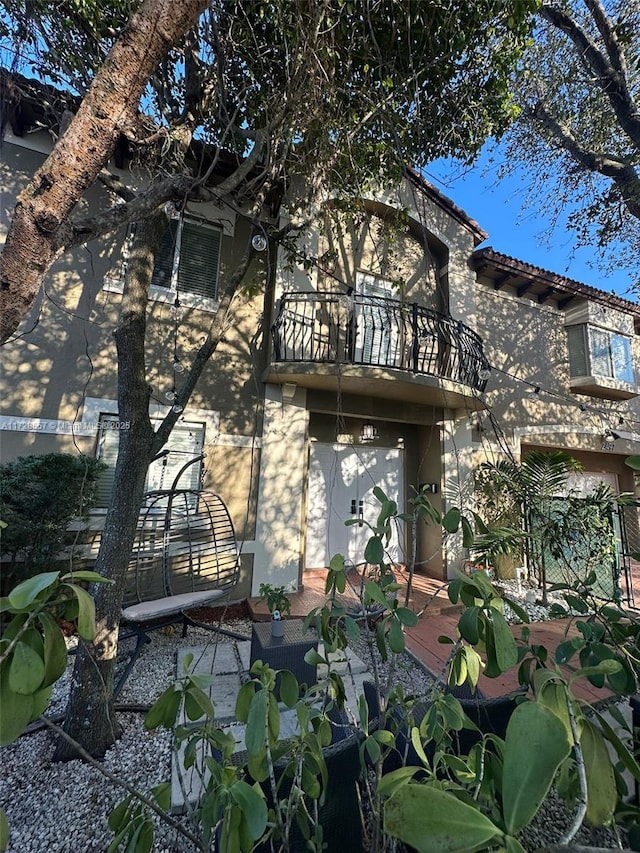 view of side of property featuring a balcony