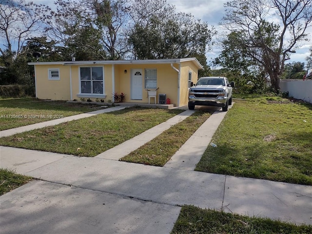 view of front of home featuring a front yard