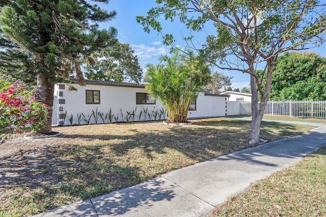 view of front of house with a front lawn