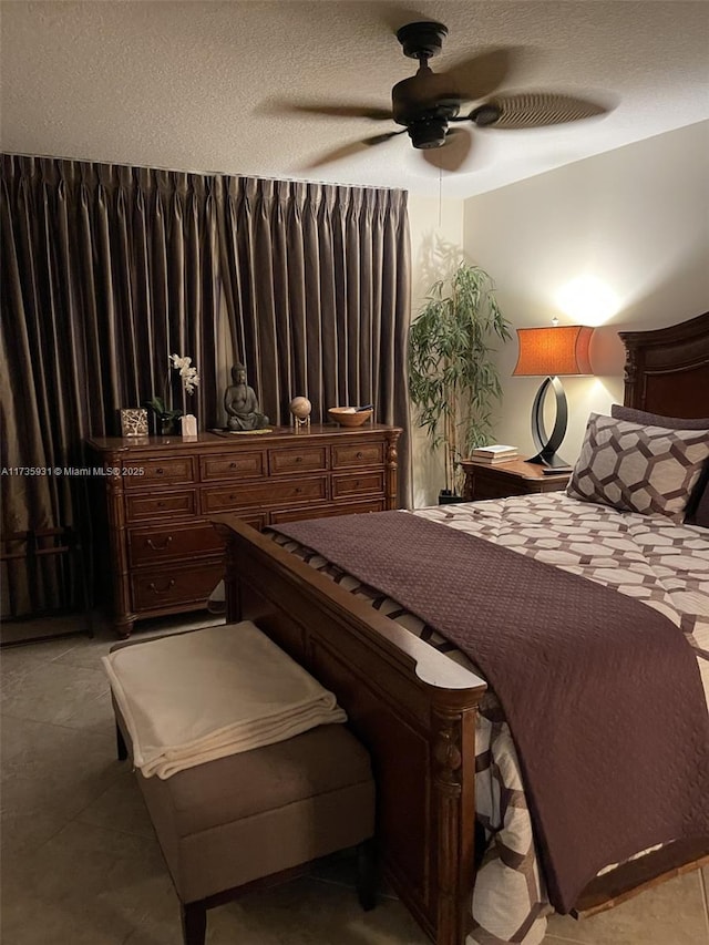 bedroom featuring ceiling fan and a textured ceiling