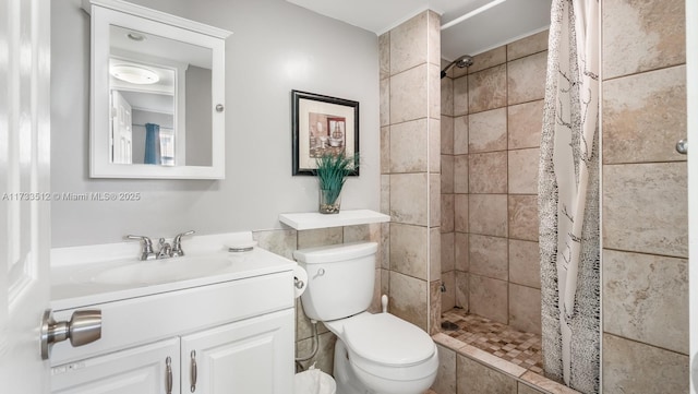 bathroom with a shower with curtain, vanity, and toilet