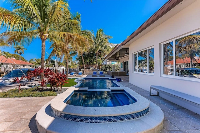 view of pool featuring an in ground hot tub, an outdoor hangout area, ceiling fan, and a patio