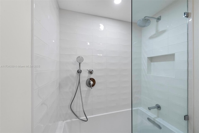 bathroom featuring tiled shower / bath combo