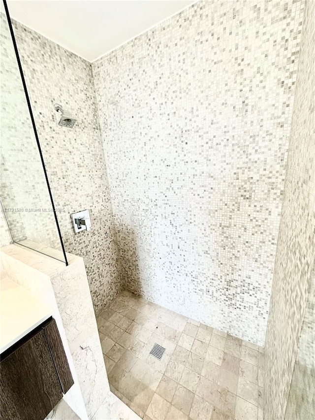 bathroom featuring tiled shower