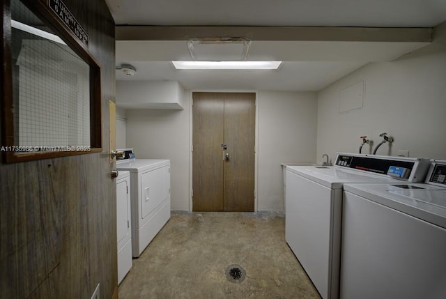 laundry room with washing machine and dryer