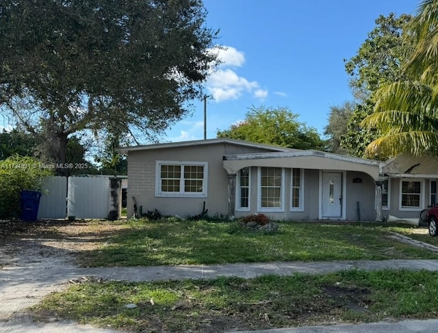 ranch-style house featuring a front yard