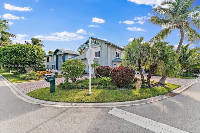 view of front of home featuring a front lawn