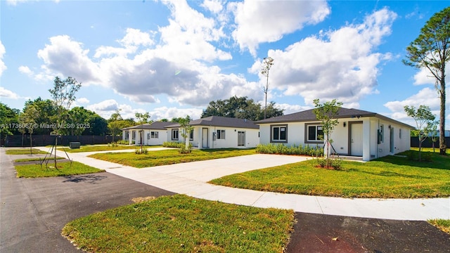 single story home featuring a front yard