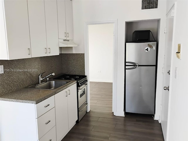 kitchen with visible vents, a sink, dark wood-style floors, under cabinet range hood, and stainless steel appliances