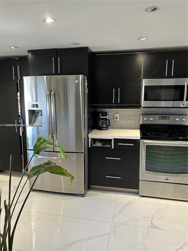 kitchen with backsplash and appliances with stainless steel finishes