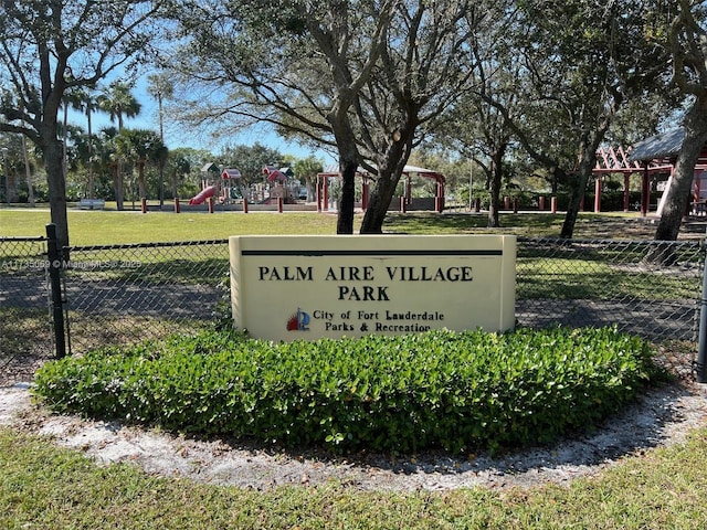 community / neighborhood sign featuring a lawn