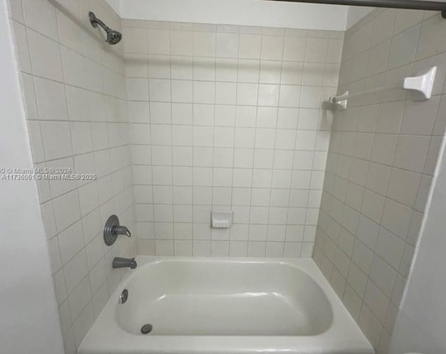 bathroom with tiled shower / bath