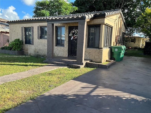 view of front of property with a front yard