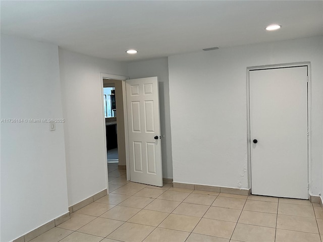 empty room featuring light tile patterned floors