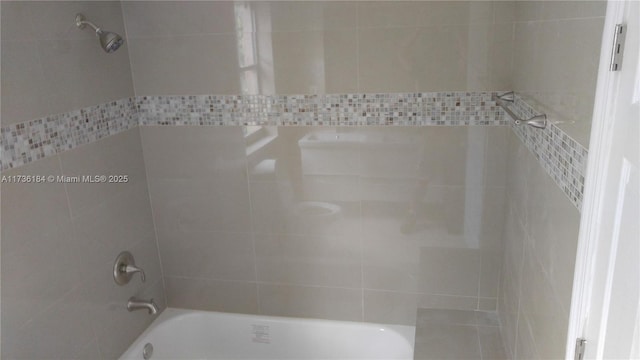 bathroom featuring tiled shower / bath